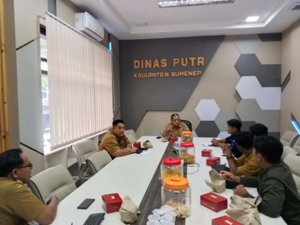 Pemuda Giligenting Datangi Kantor DPUTR Sumenep, Tuntut Renovasi Jembatan Ambrol