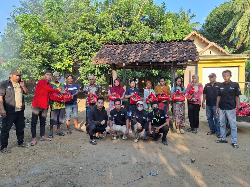 Relawan dan PAC PDI Perjuangan Arjasa Salurkan Sembako dari MH Said Abdullah